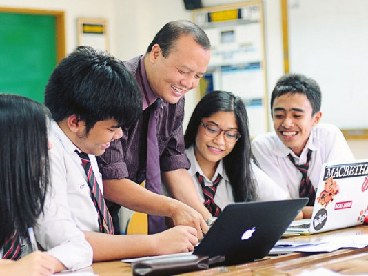 Mengapa Guru Adalah Pilar Utama dalam Sistem Pendidikan
