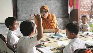 Pendidikan Seharusnya Membebaskan, Bukan Membebani Masyarakat Kecil