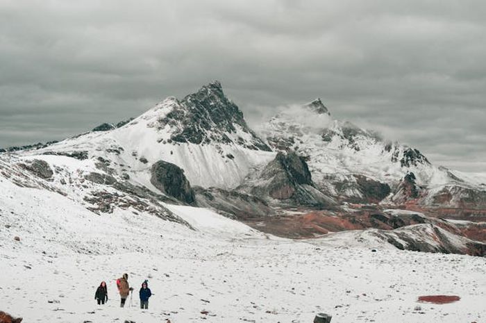 Sekolah di Balik Gunung Andes: Perjalanan Anak Desa Menuntut Ilmu di Jalur Berbahaya